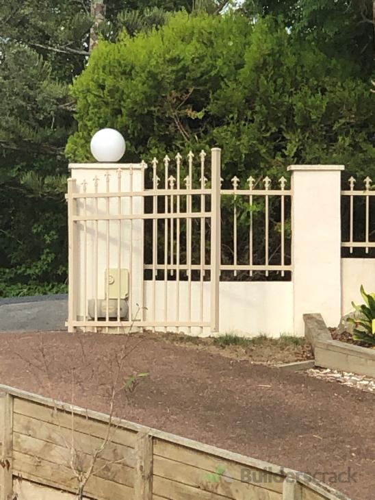 METAL FENCE AND GATE ( 341919) Builderscrack