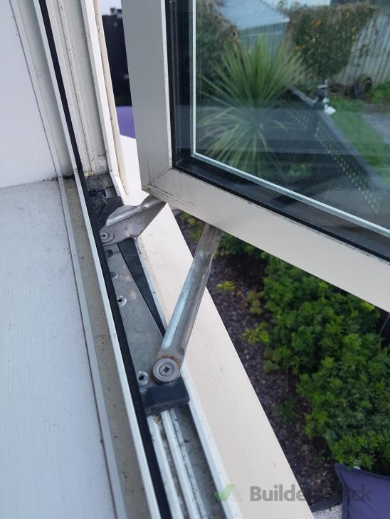 Replace window hinges (# 348032) | Builderscrack