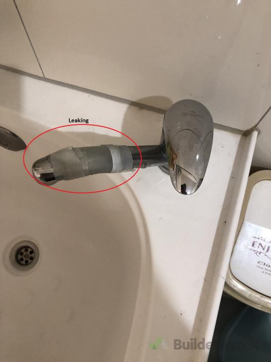 Broken tap on the bathtub ( 380303) Builderscrack