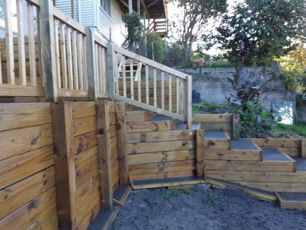 Retaining steps and balustrades