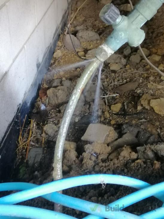 Pipe leaking, needs repair (# 417579) | Builderscrack