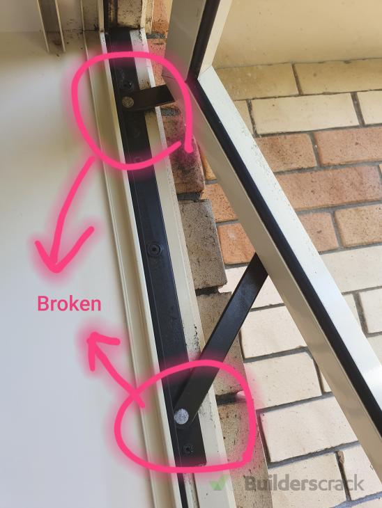 Broken window ( 418841) Builderscrack