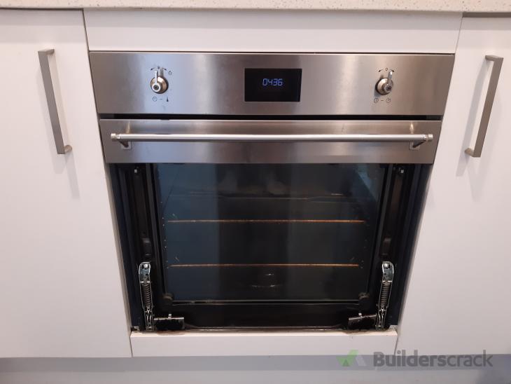 Broken glass on oven door ( 425525) Builderscrack