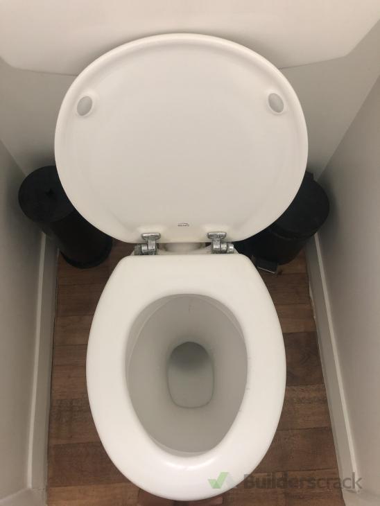New Toilet seat ( 433748) Builderscrack