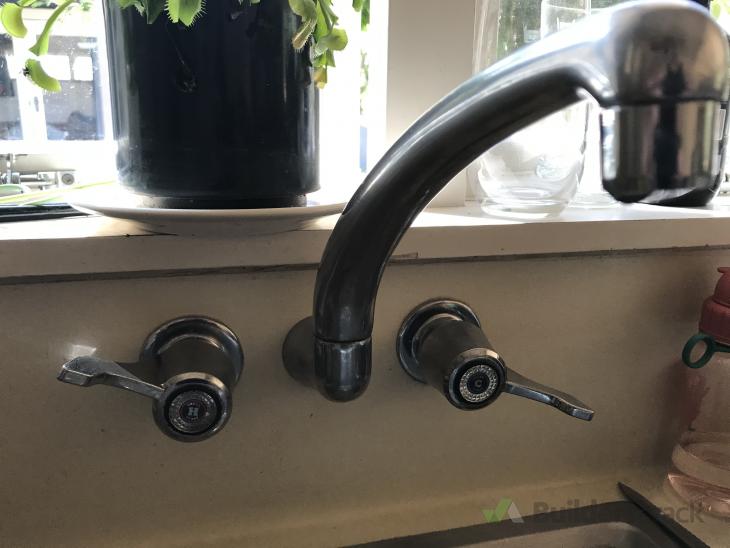 Mixer replacement and dripping/leaking taps need fixing. ( 456117