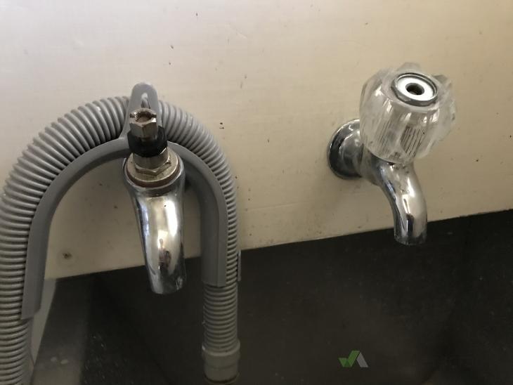 Mixer replacement and dripping/leaking taps need fixing. ( 456117