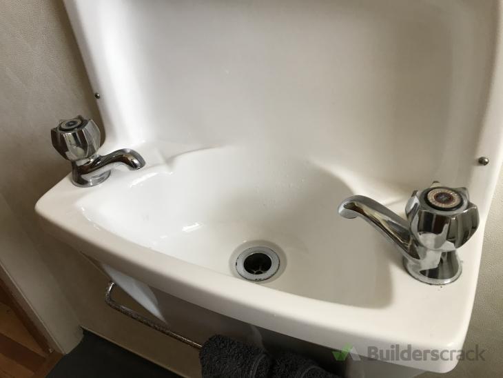 Mixer replacement and dripping/leaking taps need fixing. ( 456117