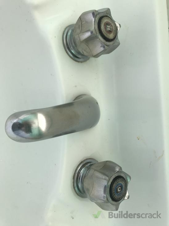 Mixer replacement and dripping/leaking taps need fixing. ( 456117