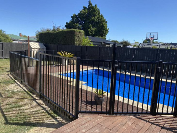 Aluminium pool fence