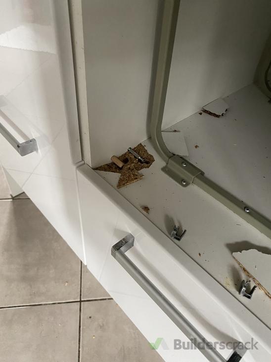 Broken shelf in Kitchen ( 550871) Builderscrack