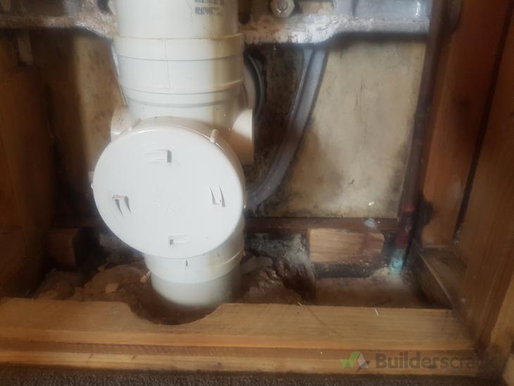 Replacement of cracked toilet cistern ( 554919) Builderscrack