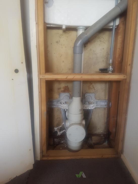 Replacement of cracked toilet cistern (# 554919) | Builderscrack