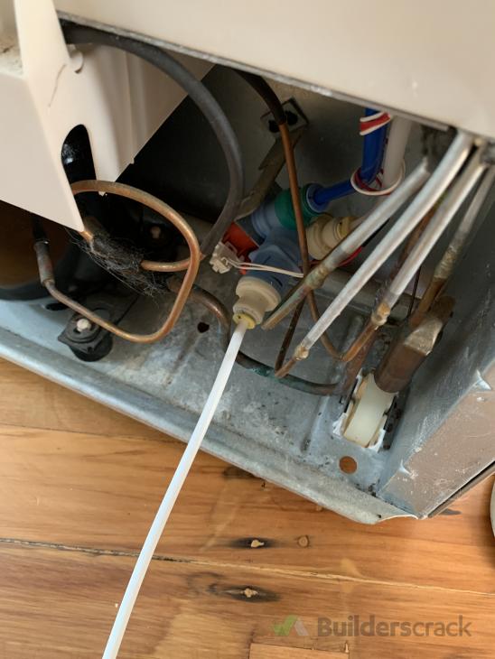 Disconnect plumbed in fridge ( 561628) Builderscrack