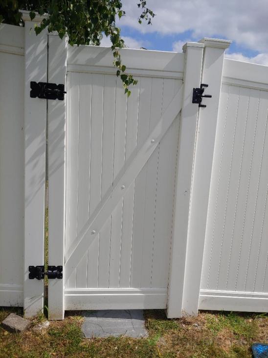 Fixing a fallen and misaligned PVC gate ( 563097) Builderscrack