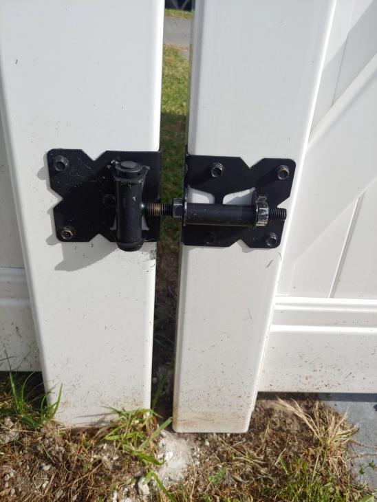Fixing a fallen and misaligned PVC gate ( 563097) Builderscrack