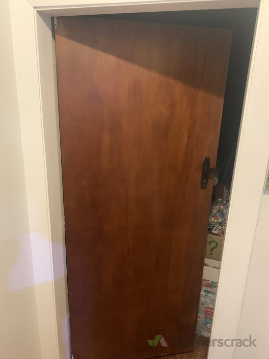 Interior door painting ( 579618) Builderscrack