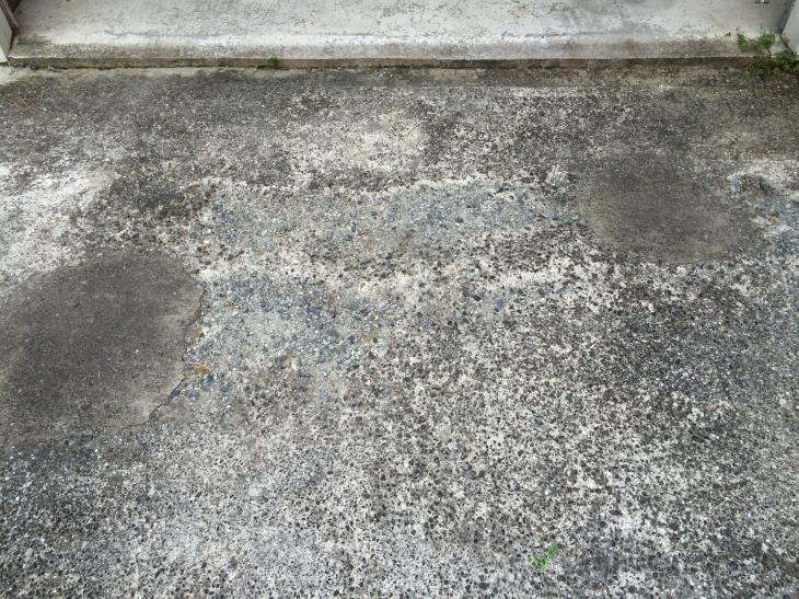 Spalled concrete driveway (# 109910) | Builderscrack