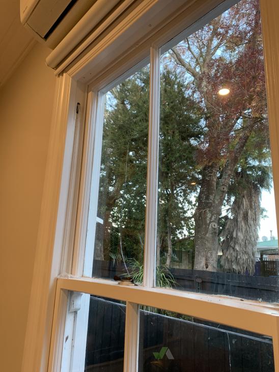 Crack in glass windows to be fixed ( 606215) Builderscrack