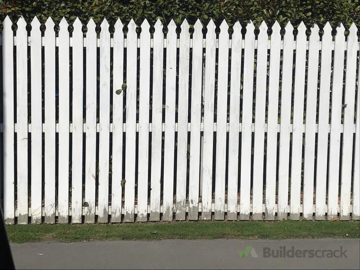 Exterior Fence Painting 2 ( 606477) Builderscrack