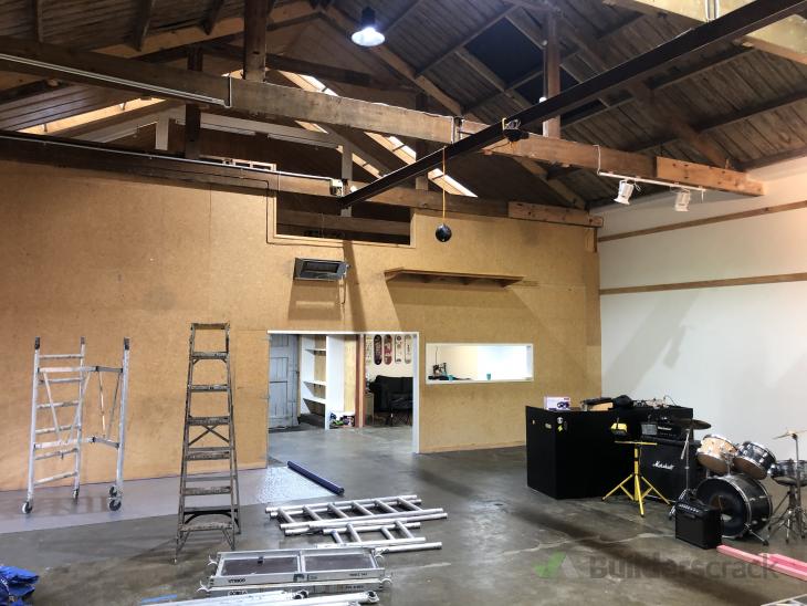 Internal warehouse painting. Big chipboard wall, bathroom. ( 601543