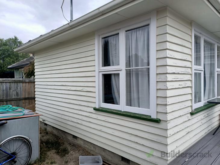 Paint all exterior surfaces of weatherboard house. ( 611475