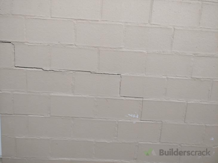 Fix step cracking in brick veneer (# 619858) | Builderscrack