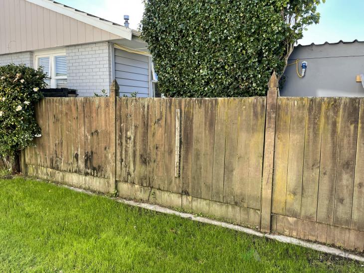 Simple rough sawn timber fence (# 621929) | Builderscrack