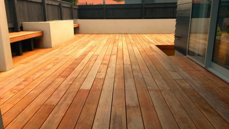 Kwila deck and seating with plastered raised beds