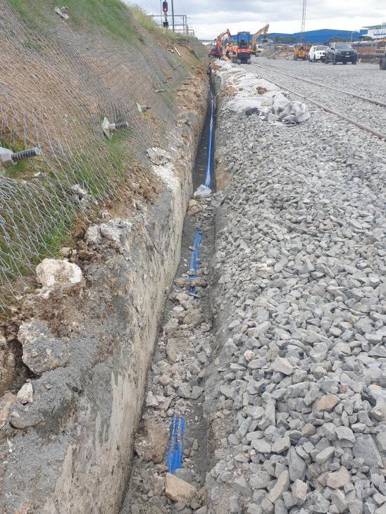 Pipe backfill support layer with Tracer tape
