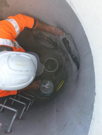 Sealing pipes in a SW manhole chamber