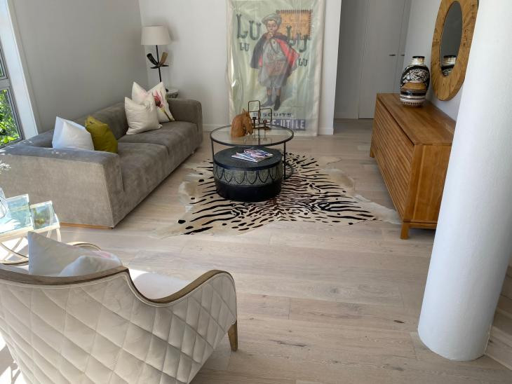 Elegant  Oak Timber 12mm Flooring