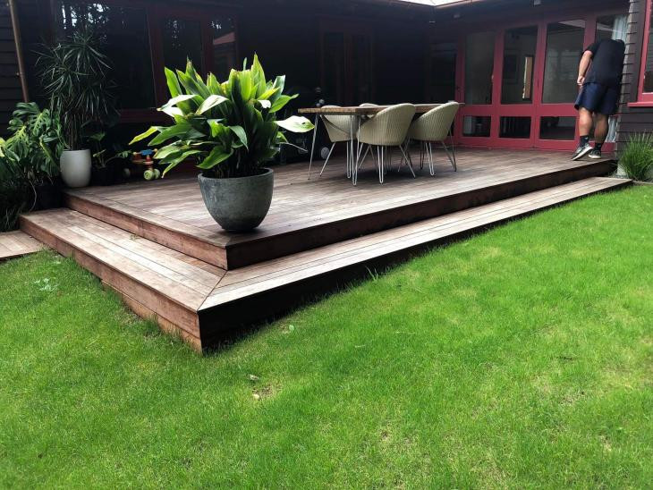 Low kwilla decking with continuous steps around for easy access