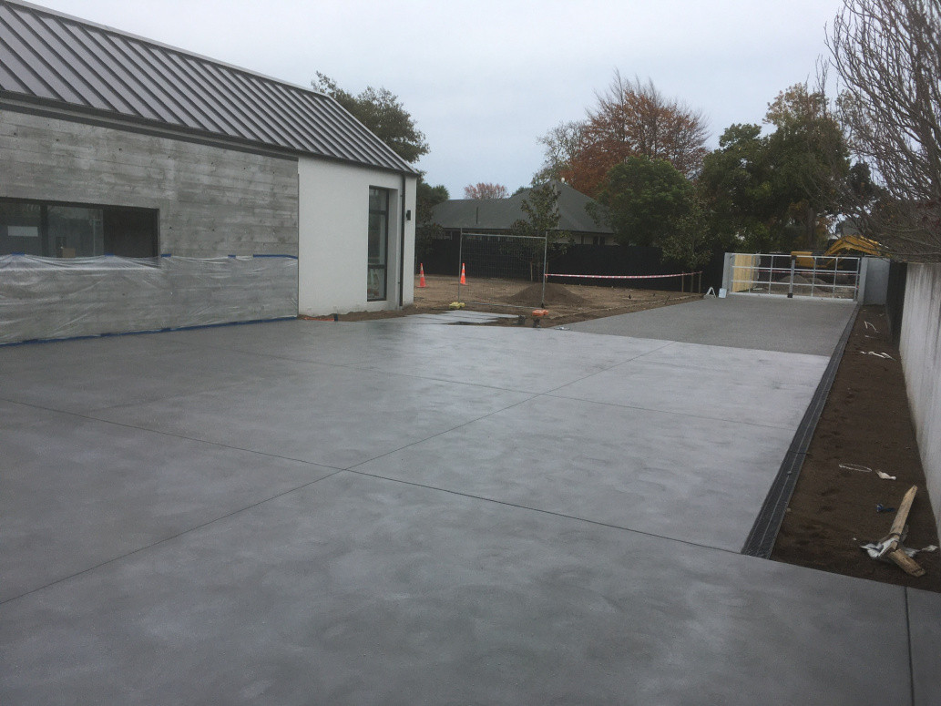 Platinum coloured sponge butting up to black exposed aggregate.