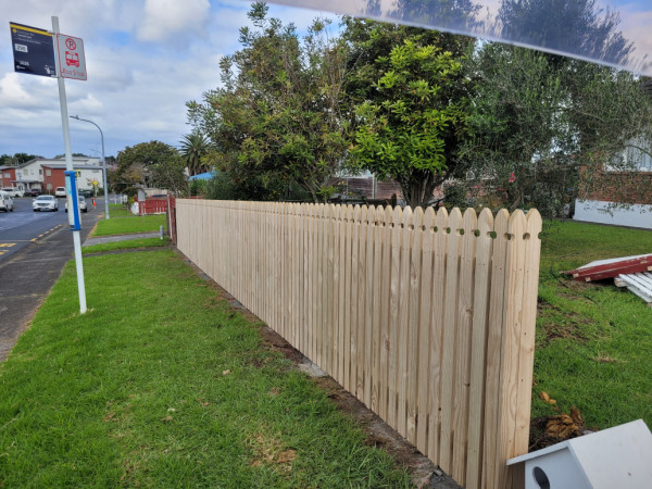 Picket type fencing