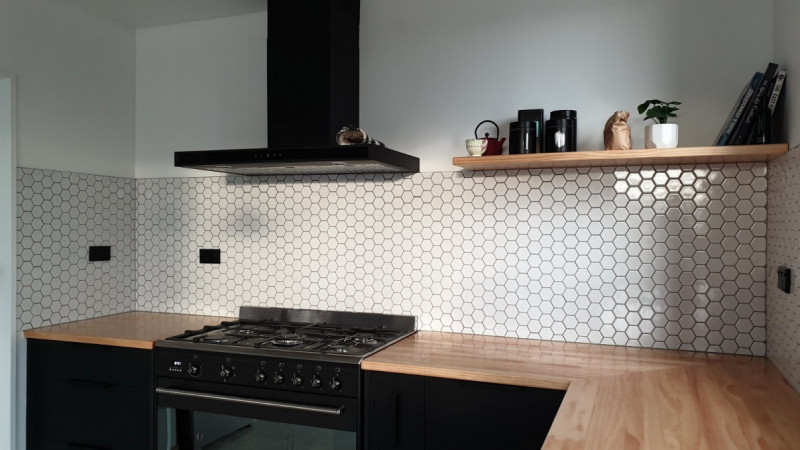 Hexagon mosaic kitchen splashback