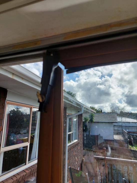 Aluminium ranch slider has separated at a join ( 751986) Builderscrack